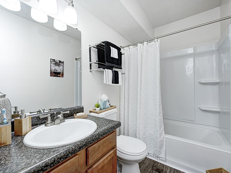 714 Connors Dr photo 2