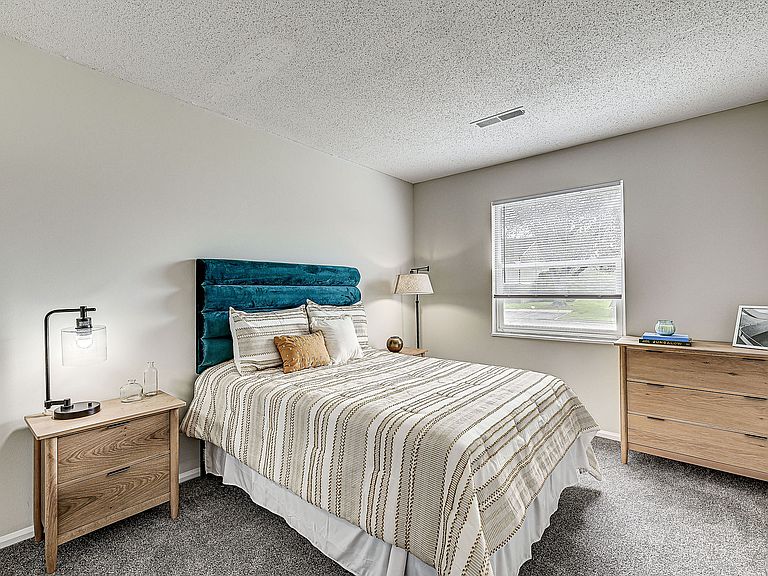 1563 Stonehedge West Dr