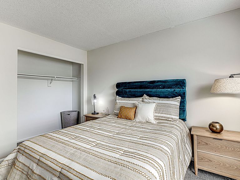 1563 Stonehedge West Dr photo 2