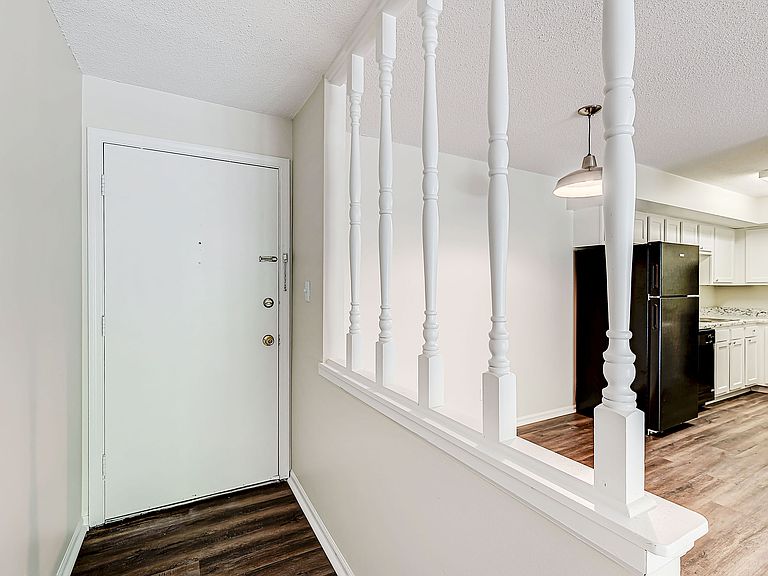 1563 Stonehedge West Dr photo 3