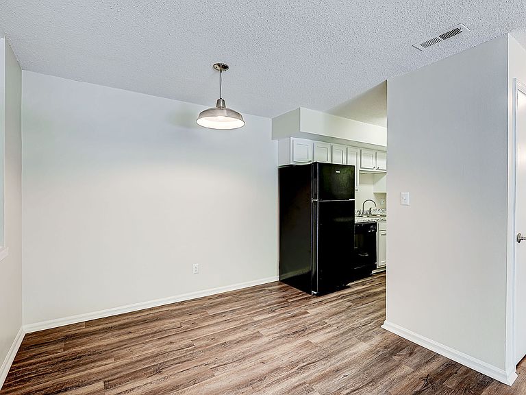 1563 Stonehedge West Dr photo 4