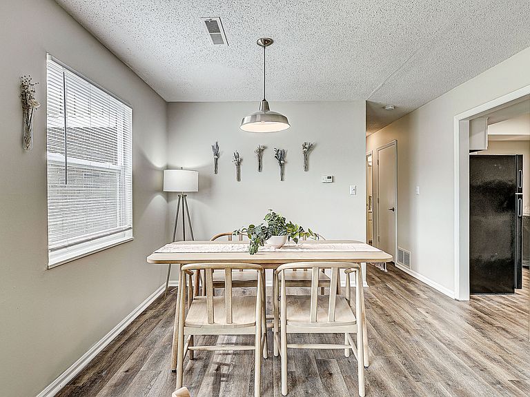 1563 Stonehedge West Dr photo 7