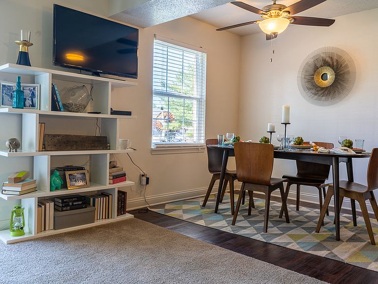 808 Clubhouse Dr W photo 2