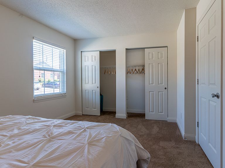 808 Clubhouse Dr W photo 3