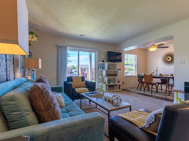 808 Clubhouse Dr W photo 6