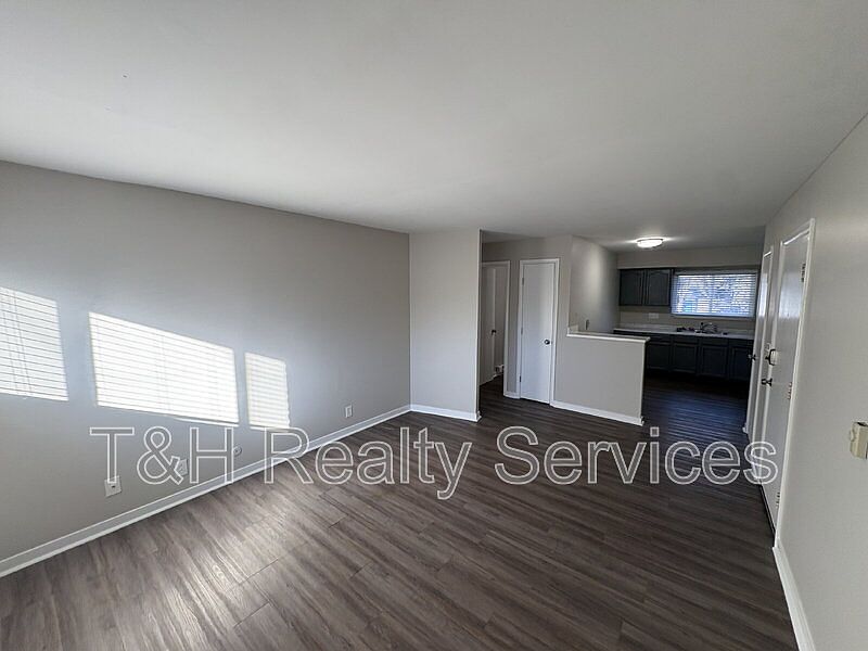 1142 Evans Ave APT 3 photo 7