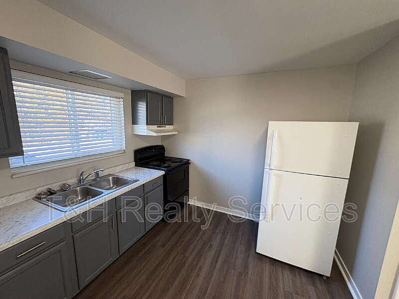1142 Evans Ave APT 3 photo 8