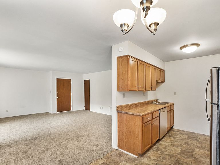 2111 W Frederick Dr photo 3