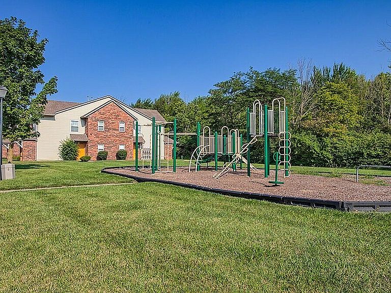 717 E Hunters Run Dr photo 2