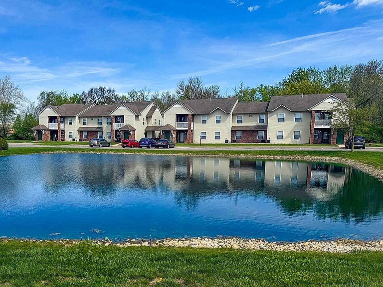 717 E Hunters Run Dr photo 3