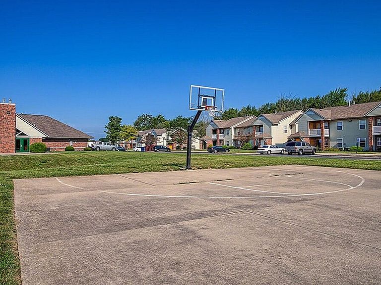 717 E Hunters Run Dr photo 6