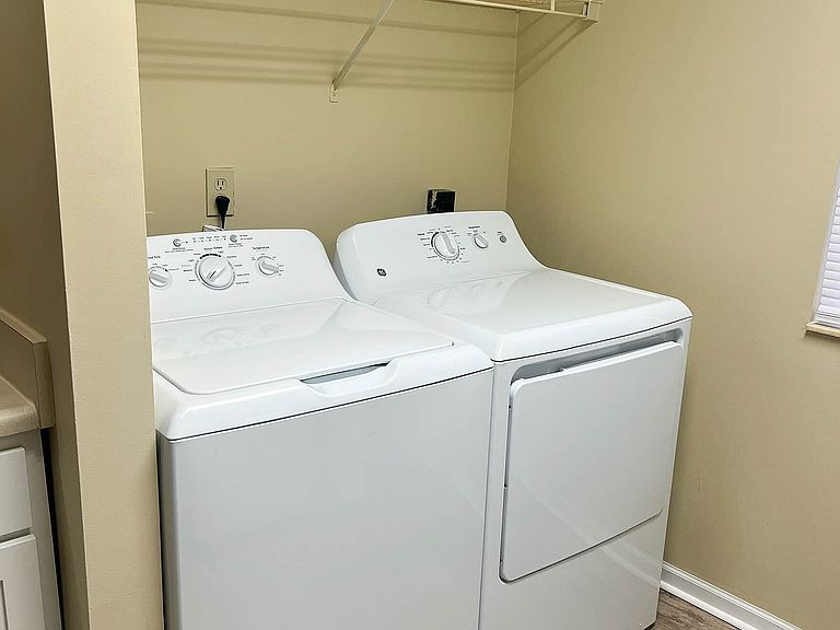 717 E Hunters Run Dr photo 8