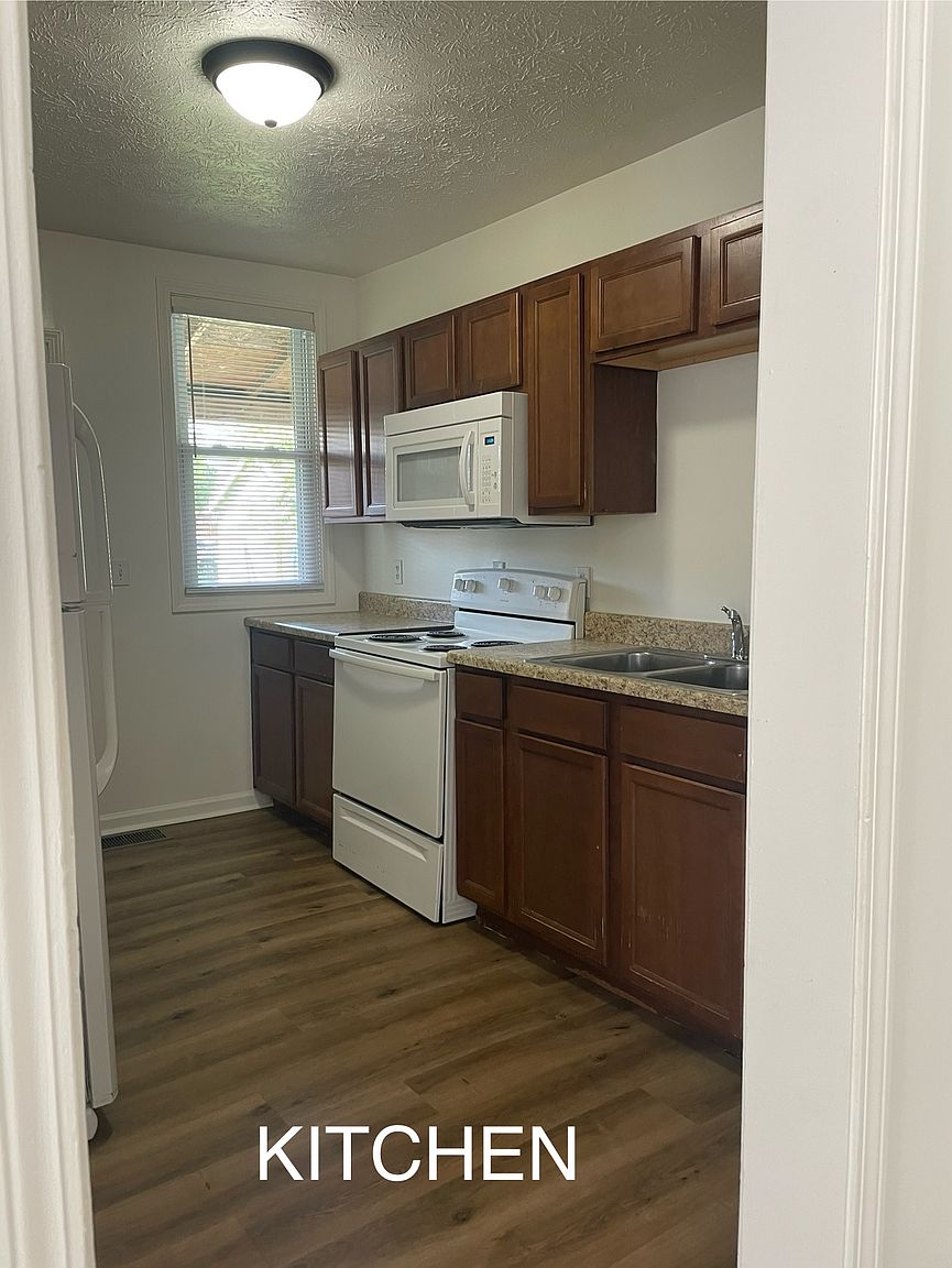 219 E 13th St photo 5