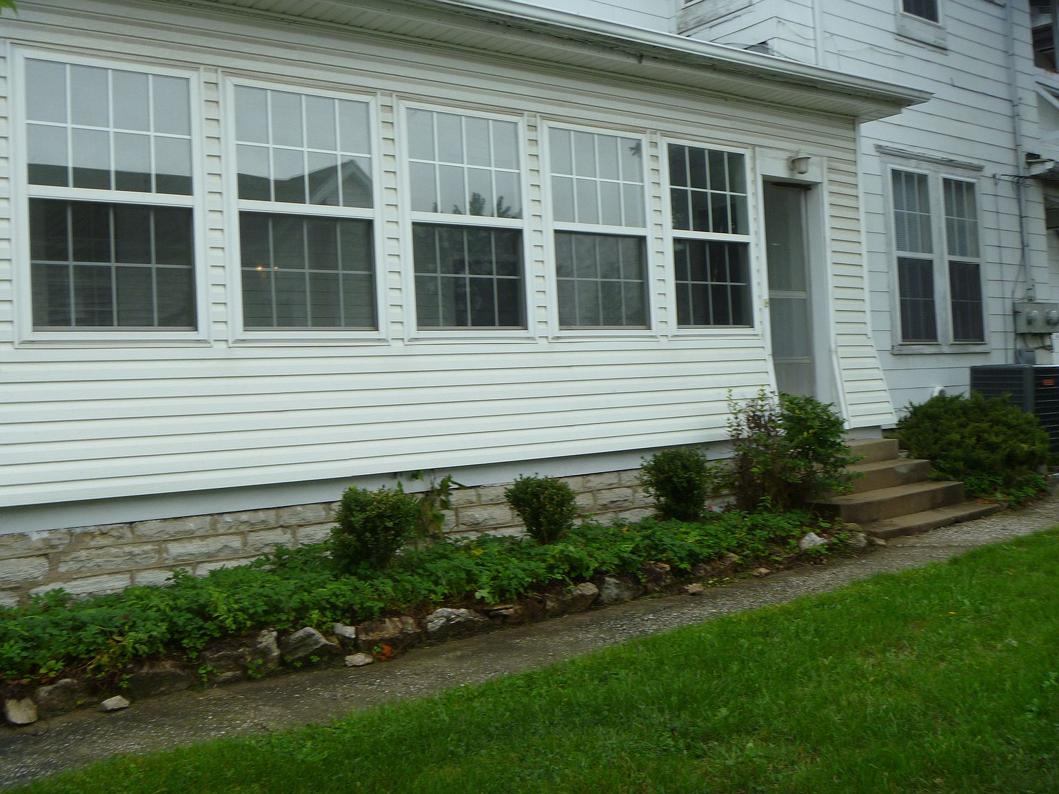 916 W 3rd St APT A photo 2