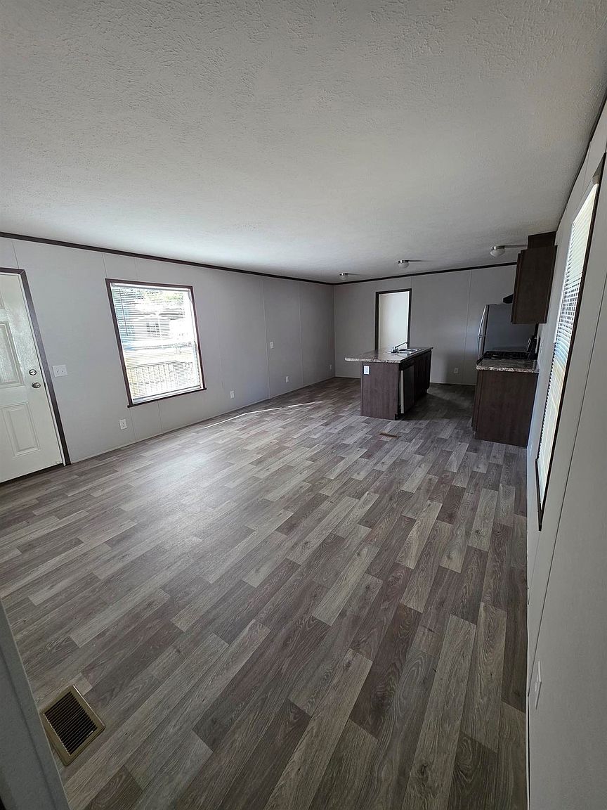 1200 S Hendricks Ave Trailer 18 photo 3