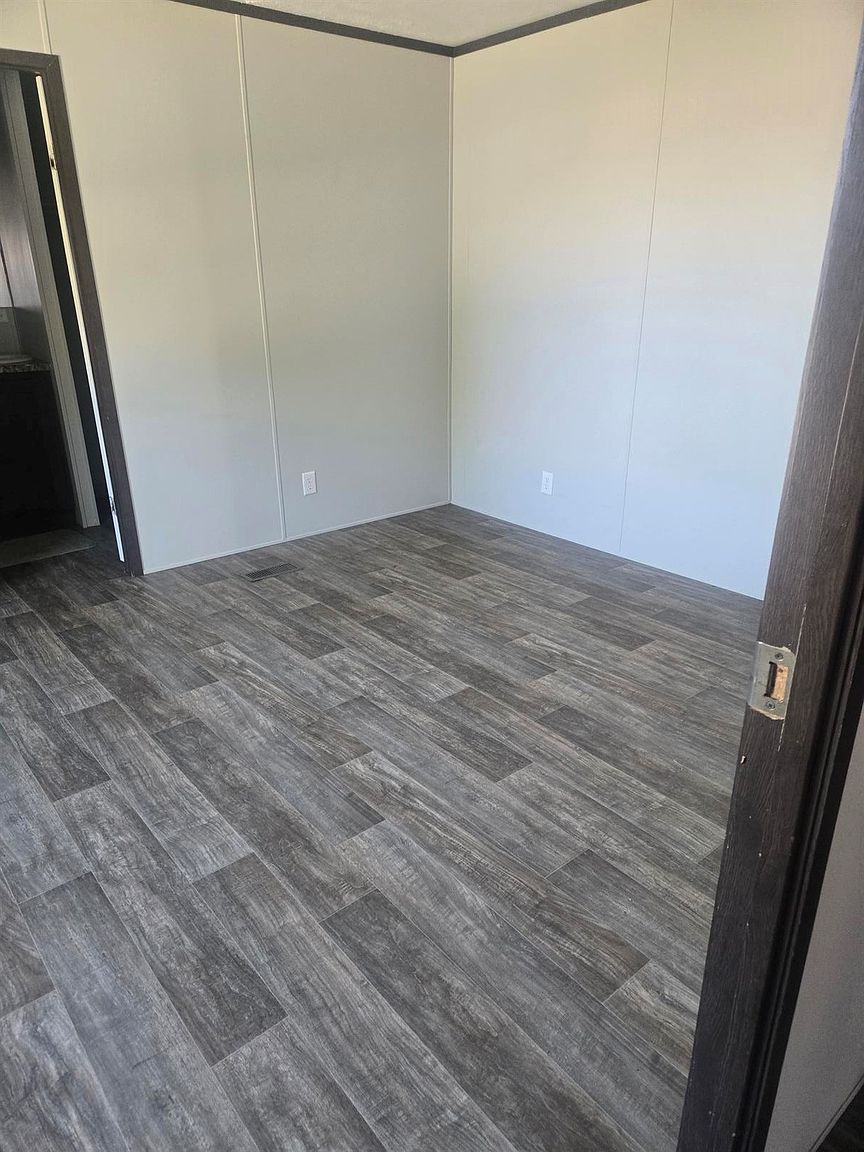 1200 S Hendricks Ave Trailer 18 photo 5