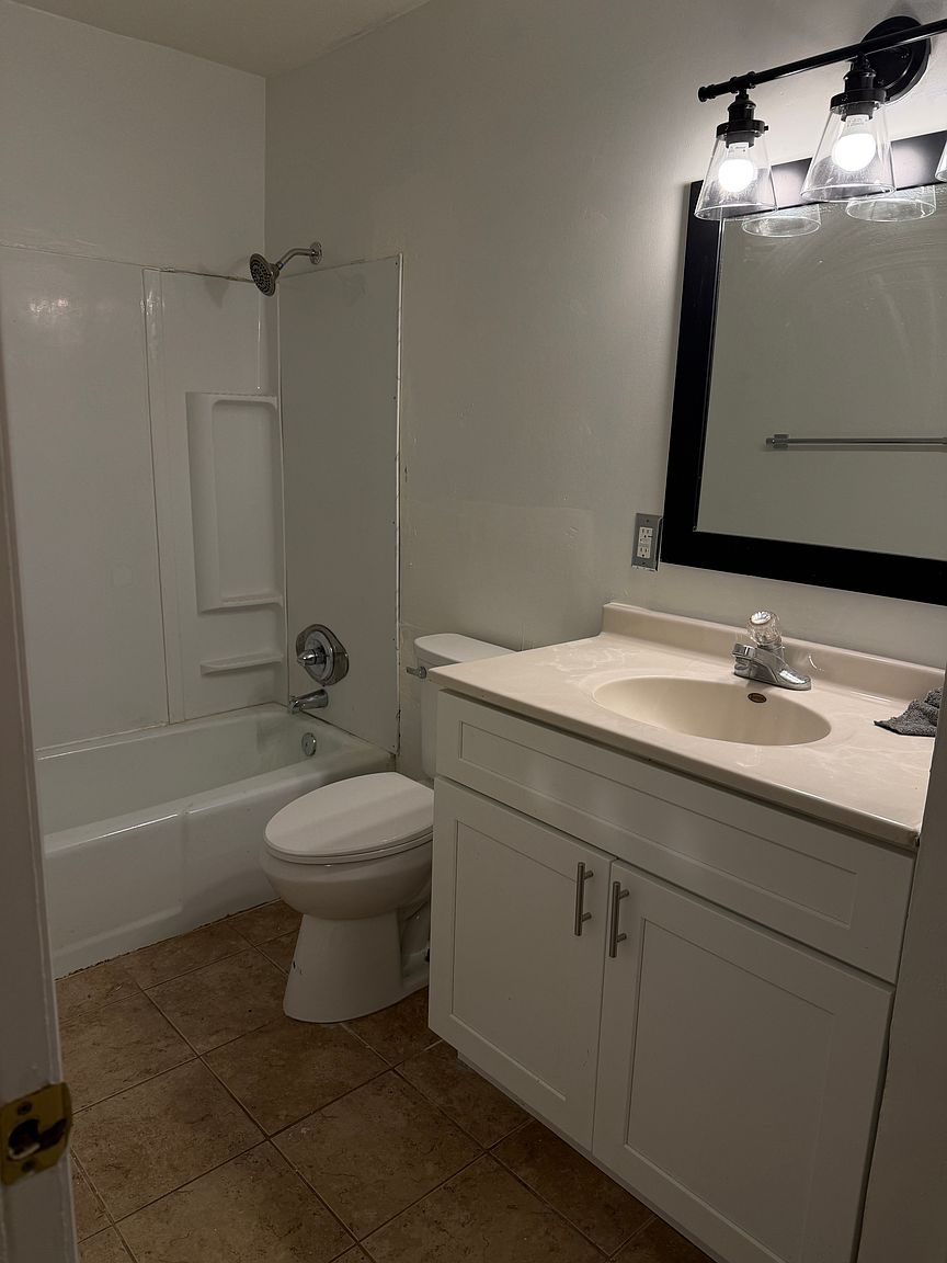 430 Lark Ct APT B photo 2