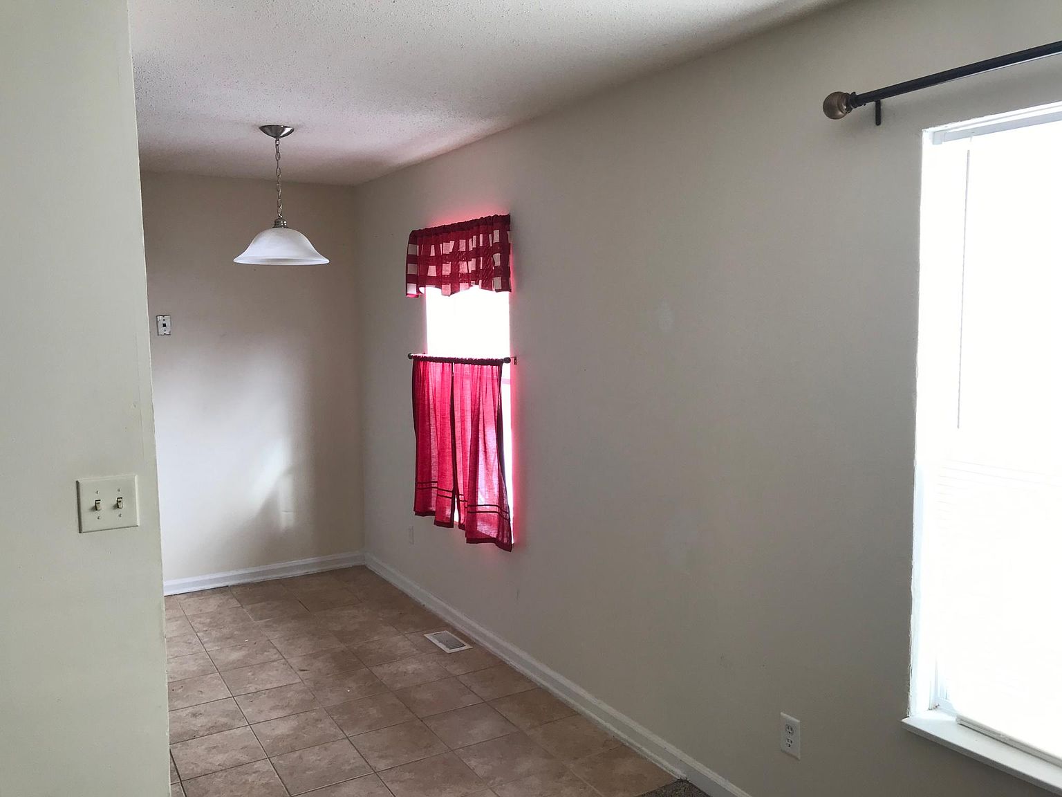 430 Lark Ct APT B photo 3