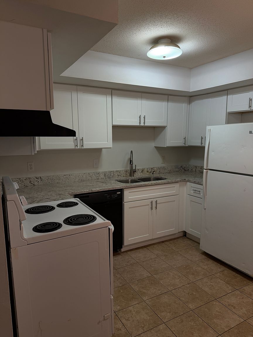 430 Lark Ct APT B photo 5